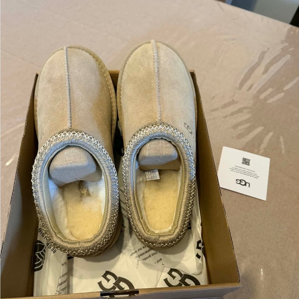 UGG Tasman Slippers Size 9 for Women’s, size 7 for Men’s Mustard seed